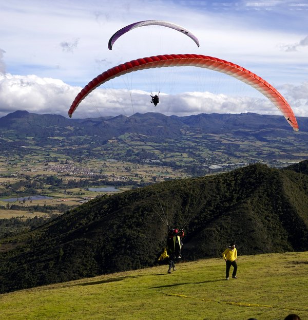 Comment planifier une aventure de parapente dans les Alpes suisses?